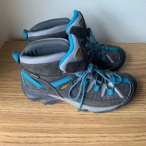 Keen women’s hiking boot size 11